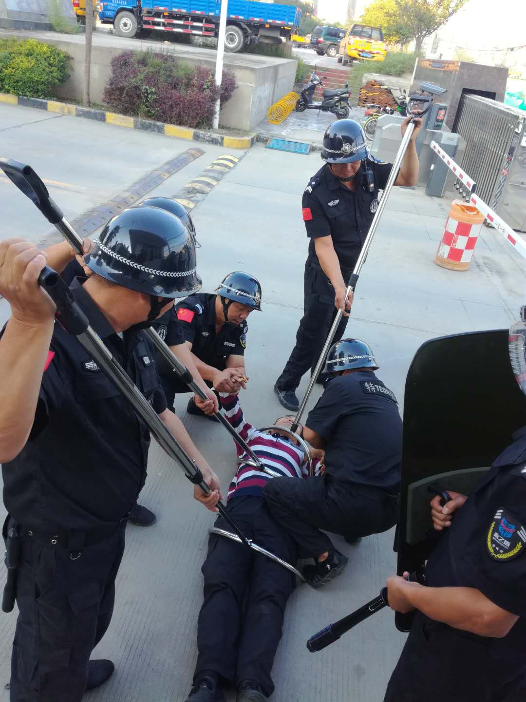 8-25西咸电校防爆演练3.jpg 8-25西咸电校防爆演练3.jpg