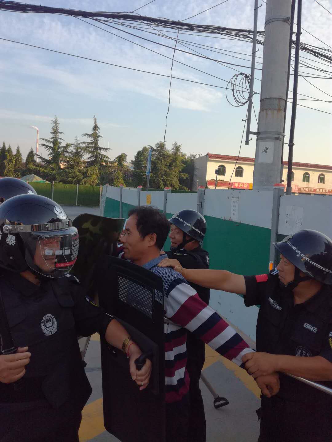 8-25西咸电校防爆演练7.jpg 8-25西咸电校防爆演练7.jpg