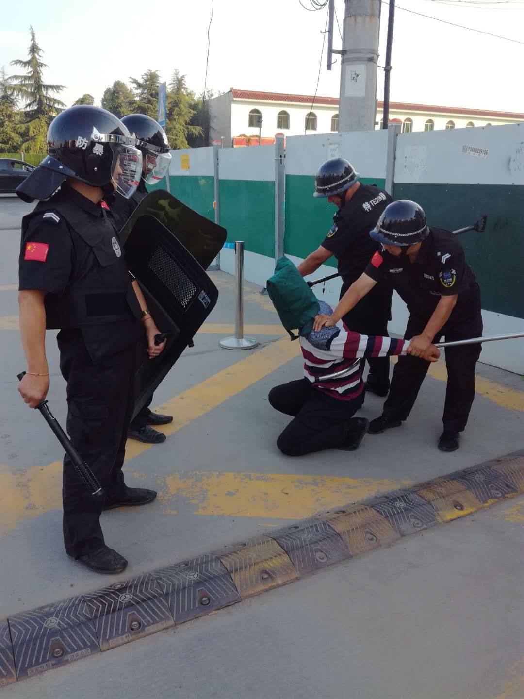 8-25西咸电校防爆演练5.jpg 8-25西咸电校防爆演练5.jpg