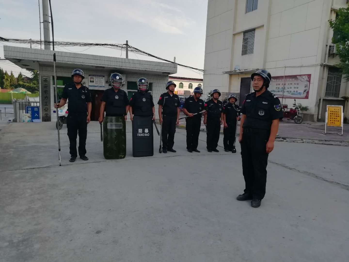 西咸电校8-27防爆演练.jpg 西咸电校8-27防爆演练.jpg